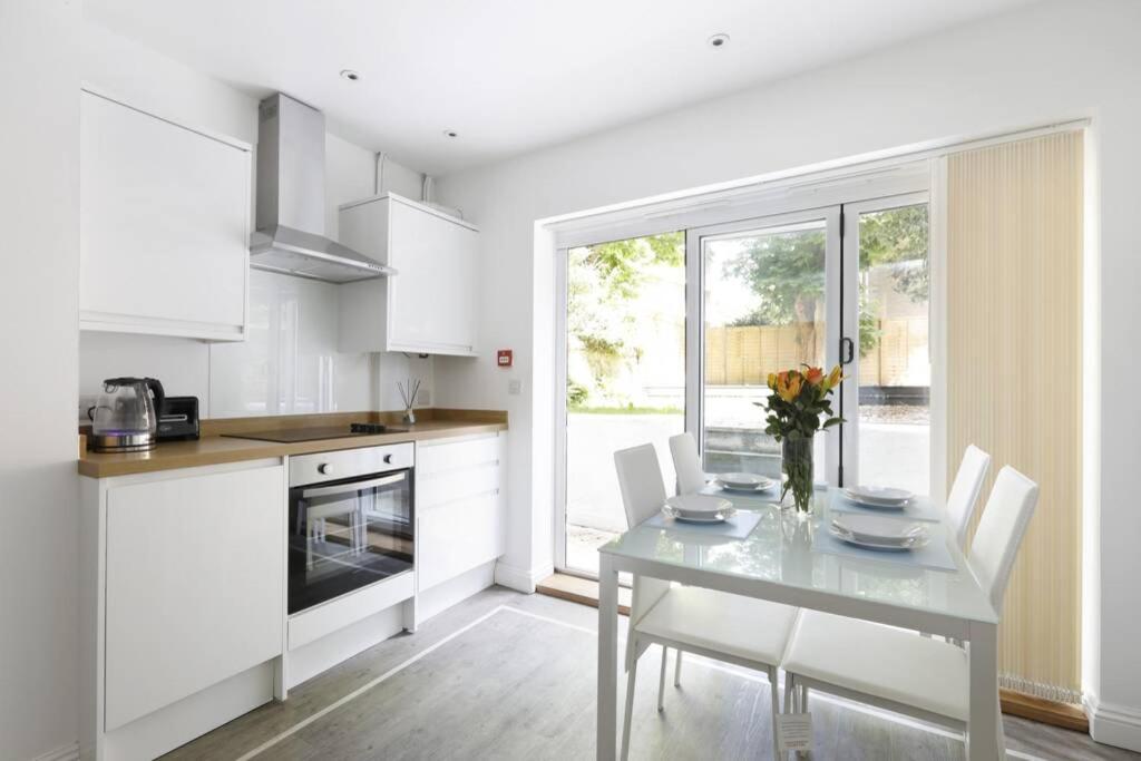 2 Bedrooms Close To The Beach With Garden And Own Entrance ! Hove Extérieur photo