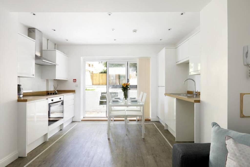 2 Bedrooms Close To The Beach With Garden And Own Entrance ! Hove Extérieur photo